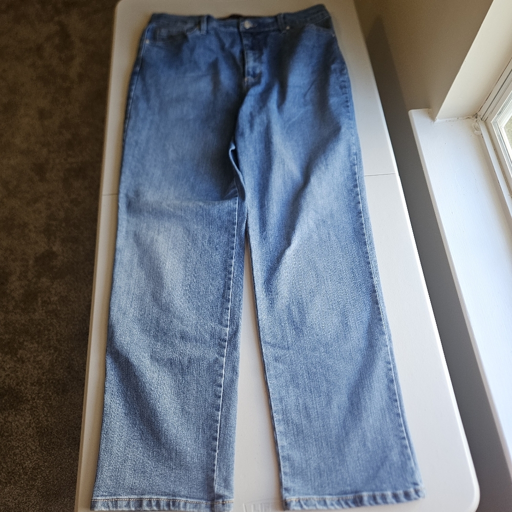Gloria Vanderbilt Women's Size 16 Amanda Blue Straight Jeans Classic Denim